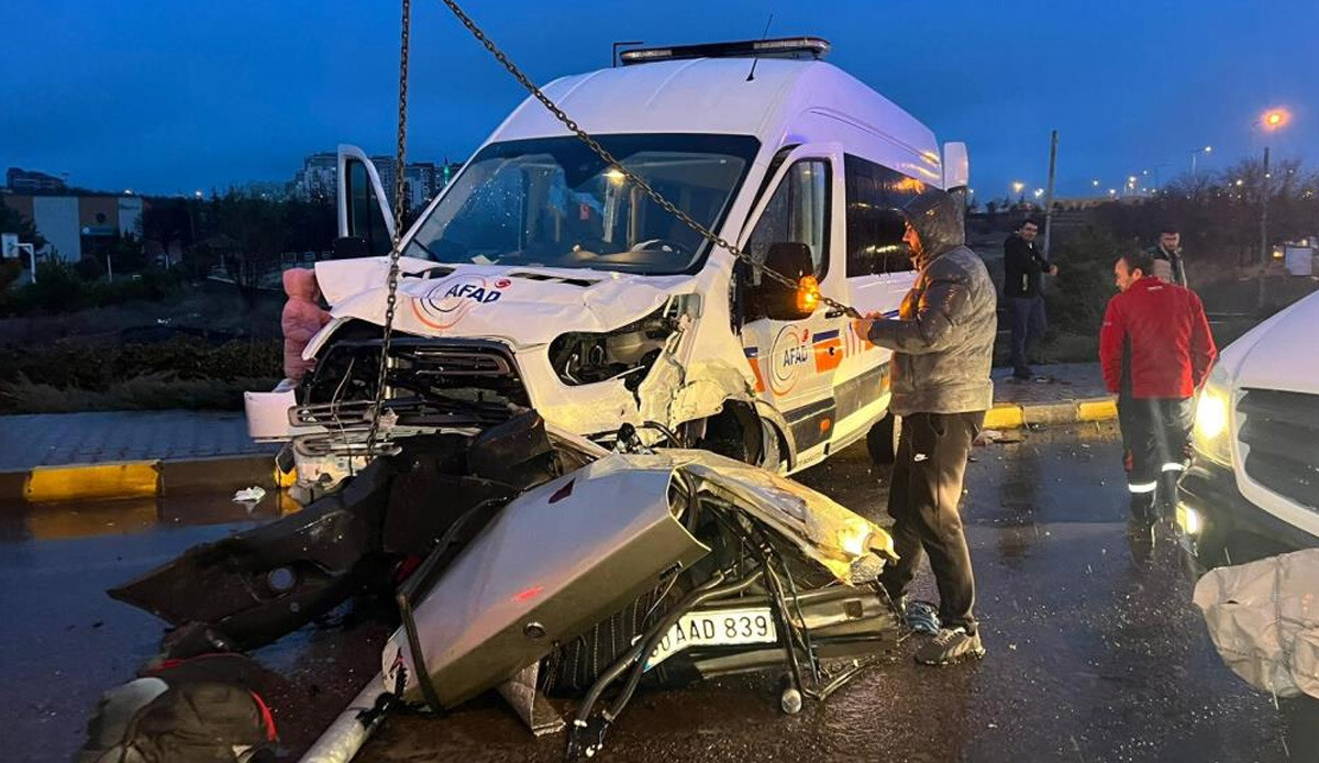 Acı haber! Deprem bölgesine giden AFAD aracı kaza yaptı: Ölü ve yaralıalr var Acı haber! Deprem bölgesine giden AFAD aracı kaza yaptı: Ölü ve yaralıalr var