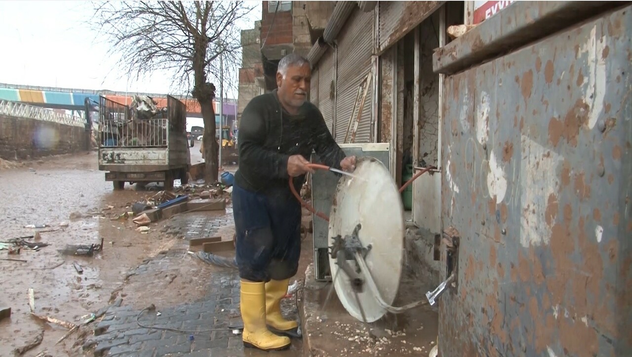 Şanlıurfa'da şiddetli sağanak korkuttu: Sel bölgesinde çalışanlar tahliye edildi Şanlıurfa'da şiddetli sağanak korkuttu: Sel bölgesinde çalışanlar tahliye edildi