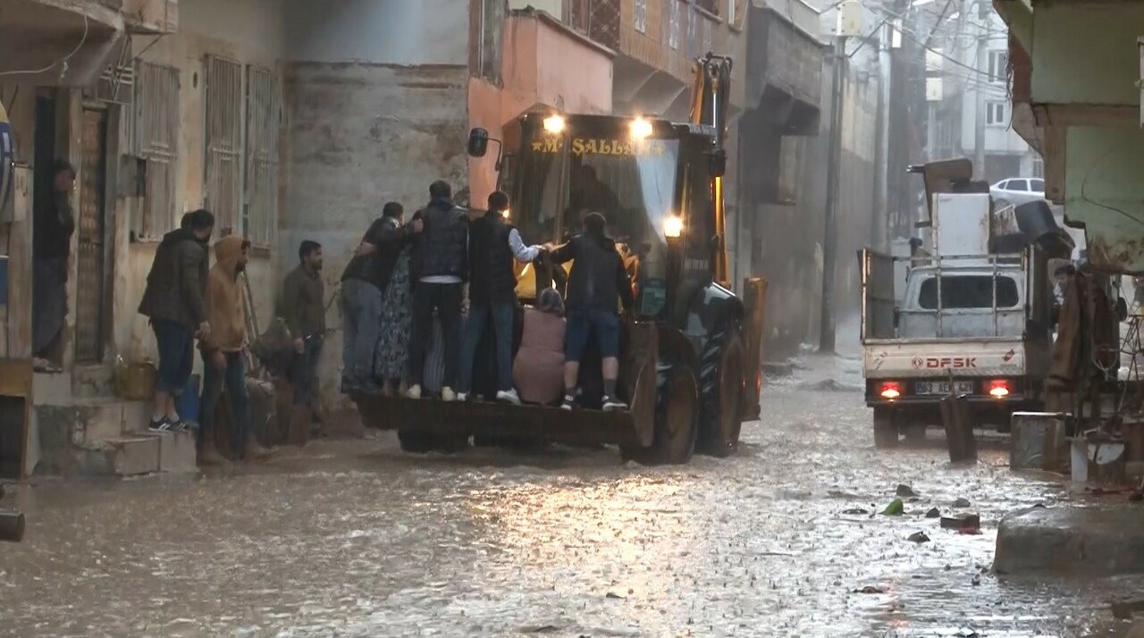 Şanlıurfa'da şiddetli sağanak korkuttu: Sel bölgesinde çalışanlar tahliye edildi Şanlıurfa'da şiddetli sağanak korkuttu: Sel bölgesinde çalışanlar tahliye edildi