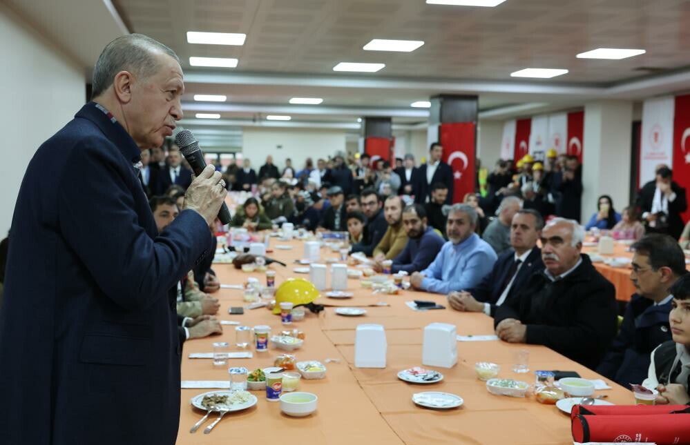 Cumhurbaşkanı Erdoğan, Balıkesir’de depremzedelerle bir araya geldi Cumhurbaşkanı Erdoğan, Balıkesir’de depremzedelerle bir araya geldi