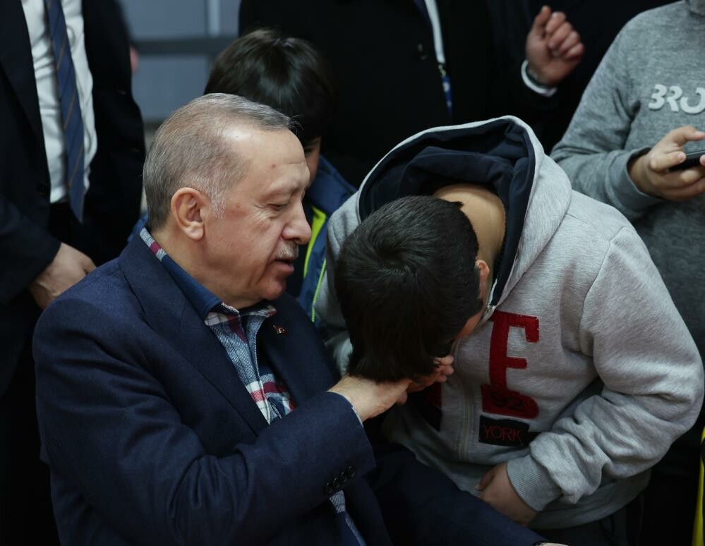Cumhurbaşkanı Erdoğan, Balıkesir’de depremzedelerle bir araya geldi Cumhurbaşkanı Erdoğan, Balıkesir’de depremzedelerle bir araya geldi