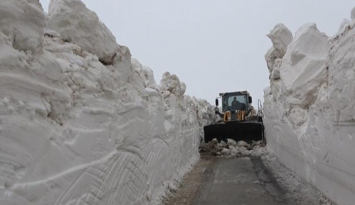 Mart ayında 5 metre kalınlığındaki kar görenleri şaşkına çevirdi: Çığ riski oluşturan beyaz örtü için ekipler çalışmalarını sürdürüyor