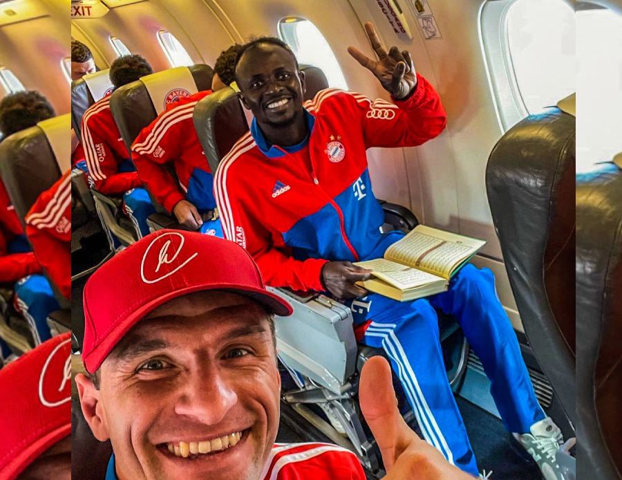 Bayern Münih'in yıldızı Sadio Mane takım uçağında Kur'an-ı Kerim okudu Bayern Münih'in yıldızı Sadio Mane takım uçağında Kur'an-ı Kerim okudu