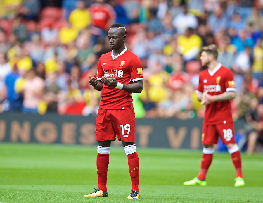 Bayern Münih'in yıldızı Sadio Mane takım uçağında Kur'an-ı Kerim okudu Bayern Münih'in yıldızı Sadio Mane takım uçağında Kur'an-ı Kerim okudu