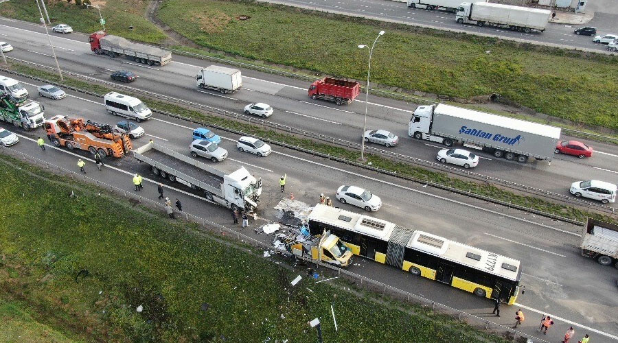 TEM’de TIR faciası: İETT ve yol bakım aracına çarptı, 2 kişi hayatını kaybetti TEM’de TIR faciası: İETT ve yol bakım aracına çarptı, 2 kişi hayatını kaybetti