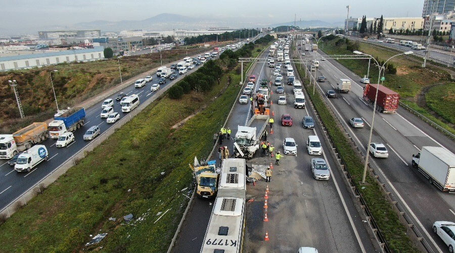 TEM’de TIR faciası: İETT ve yol bakım aracına çarptı, 2 kişi hayatını kaybetti TEM’de TIR faciası: İETT ve yol bakım aracına çarptı, 2 kişi hayatını kaybetti