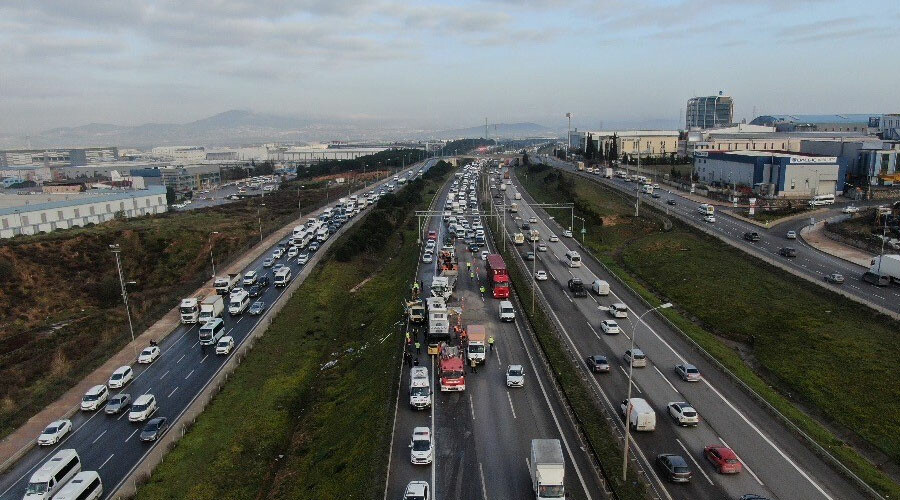 TEM’de TIR faciası: İETT ve yol bakım aracına çarptı, 2 kişi hayatını kaybetti TEM’de TIR faciası: İETT ve yol bakım aracına çarptı, 2 kişi hayatını kaybetti
