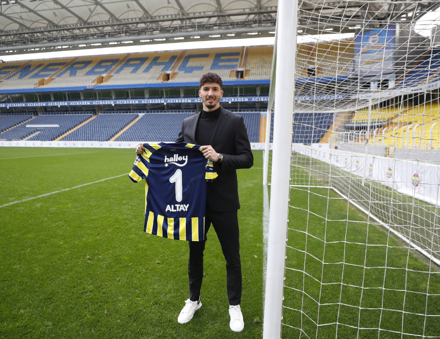 Altay Bayındır resmi sözleşmeye imza attı