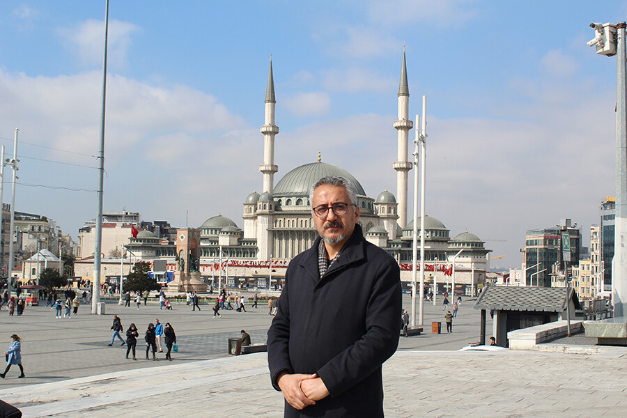 Taksim Camii'ne dijital mahya asıldı Taksim Camii'ne dijital mahya asıldı