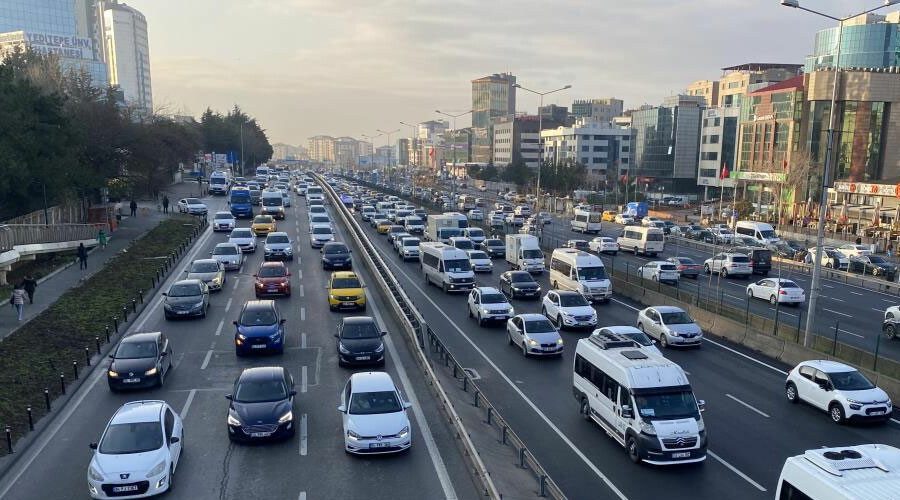 İstanbul’da ‘pazartesi’ trafiği: Haftanın ilk iş gününde yoğunluk yaşanıyor