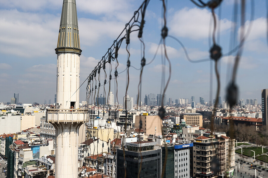 Taksim Camii'ne dijital mahya asıldı Taksim Camii'ne dijital mahya asıldı