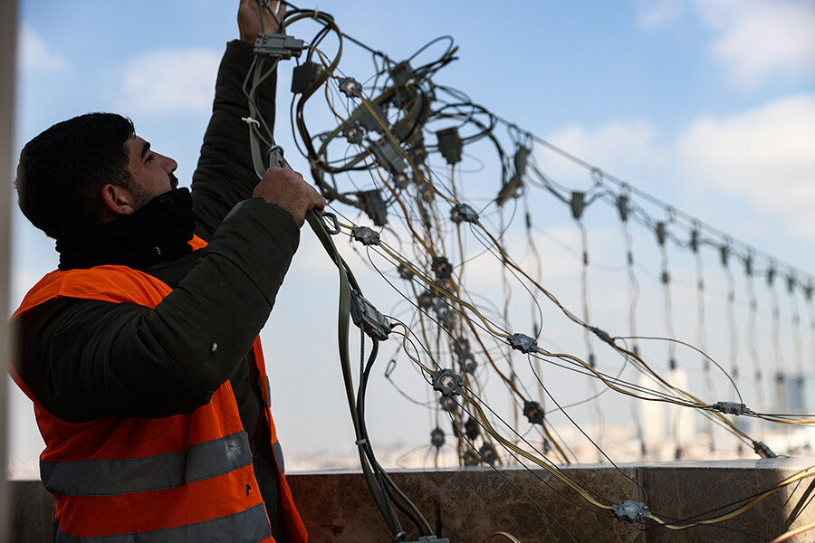 Taksim Camii'ne dijital mahya asıldı Taksim Camii'ne dijital mahya asıldı