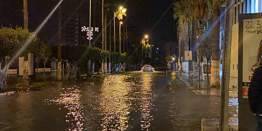 Hatay'ın İskenderun ilçesinde deniz seviyesi yükseldi! Caddeler sular altında kaldı