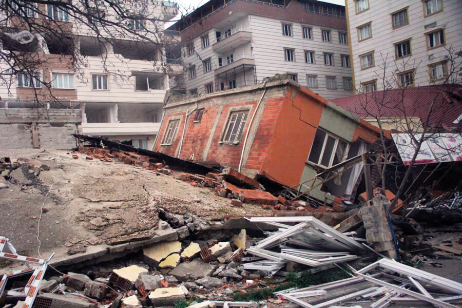 Devlet de burada millet de... Depremzedelerin yaraları sarılıyor
