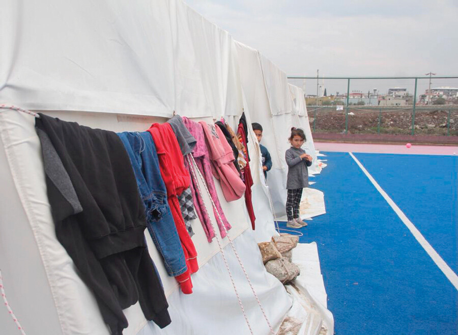 Devlet de burada millet de... Depremzedelerin yaraları sarılıyor