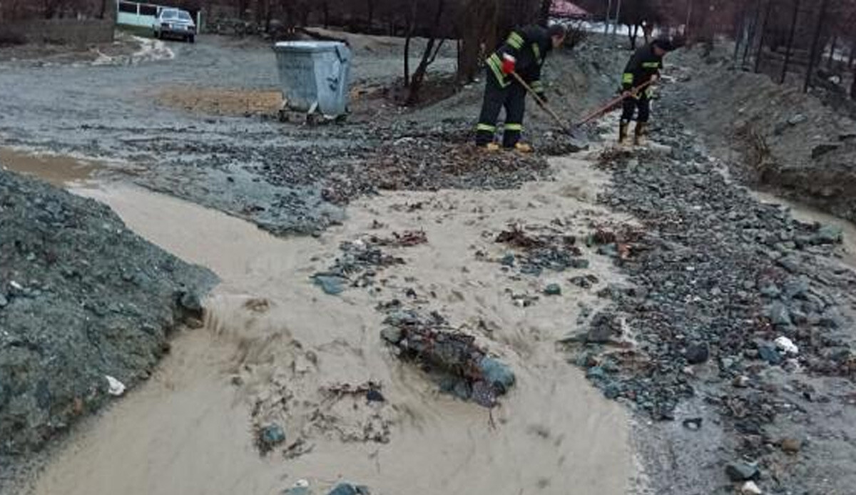 Erzincan&#039;da sağanak nedeniyle taşkın: Yollar sular altında kaldı