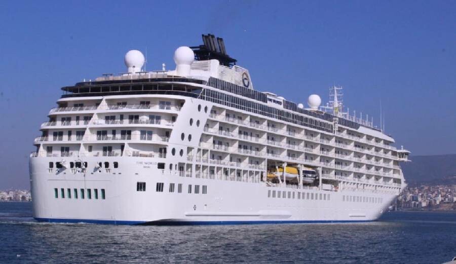 İzmir'in ilk kruvaziyer gemisi geldi