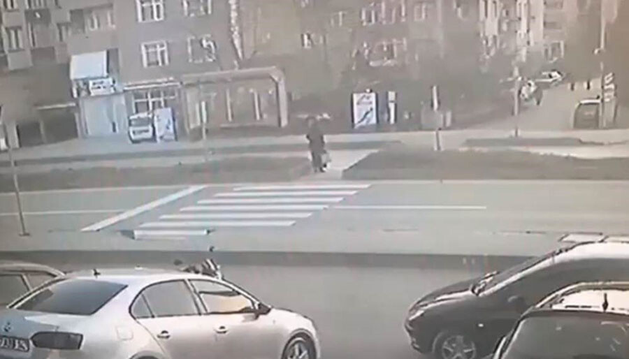 Yaya geçidinden yolun karşısına geçen kadın feci şekilde can verdi, kaza anı kamerada Yaya geçidinden yolun karşısına geçen kadın feci şekilde can verdi, kaza anı kamerada