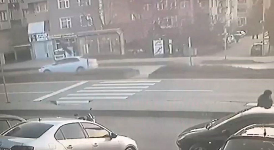 Yaya geçidinden yolun karşısına geçen kadın feci şekilde can verdi, kaza anı kamerada Yaya geçidinden yolun karşısına geçen kadın feci şekilde can verdi, kaza anı kamerada