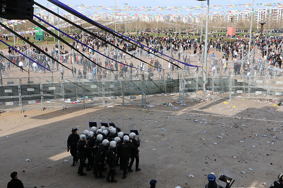 Diyarbakır'da polisi taşlayan 200 kişi gözaltına alındı Diyarbakır'da polisi taşlayan 200 kişi gözaltına alındı