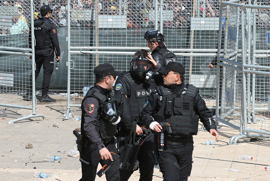 Diyarbakır'da polisi taşlayan 200 kişi gözaltına alındı Diyarbakır'da polisi taşlayan 200 kişi gözaltına alındı