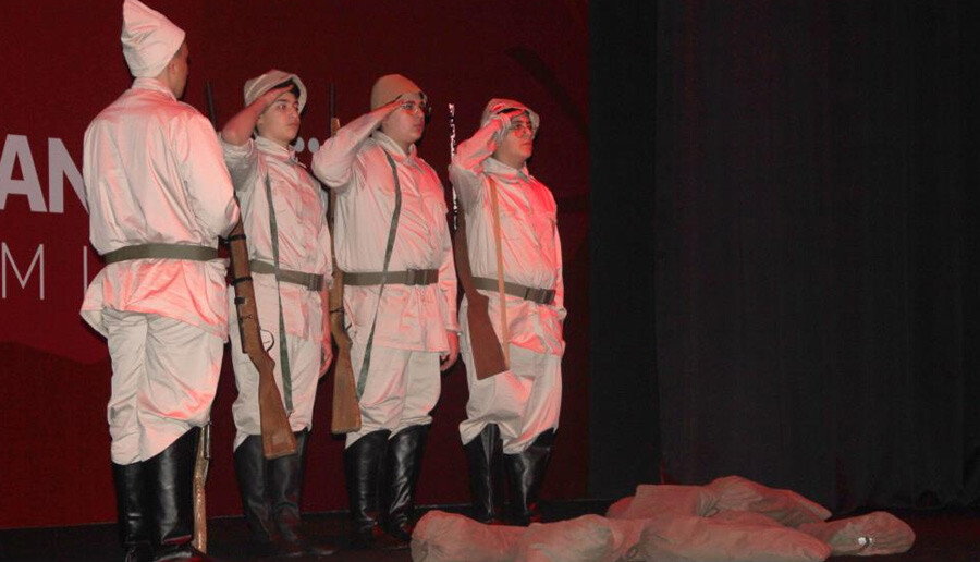 Çanakkale destanı tiyatro oyununda