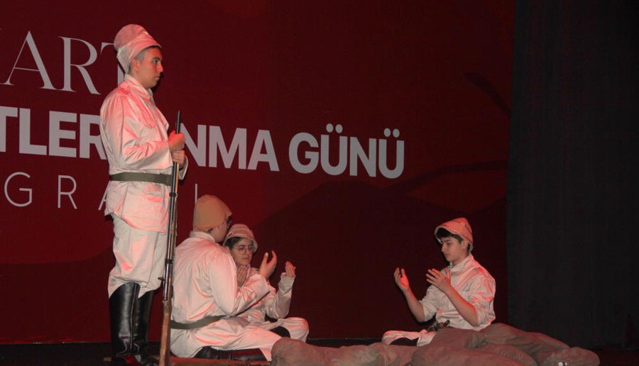 Çanakkale destanı tiyatro oyununda