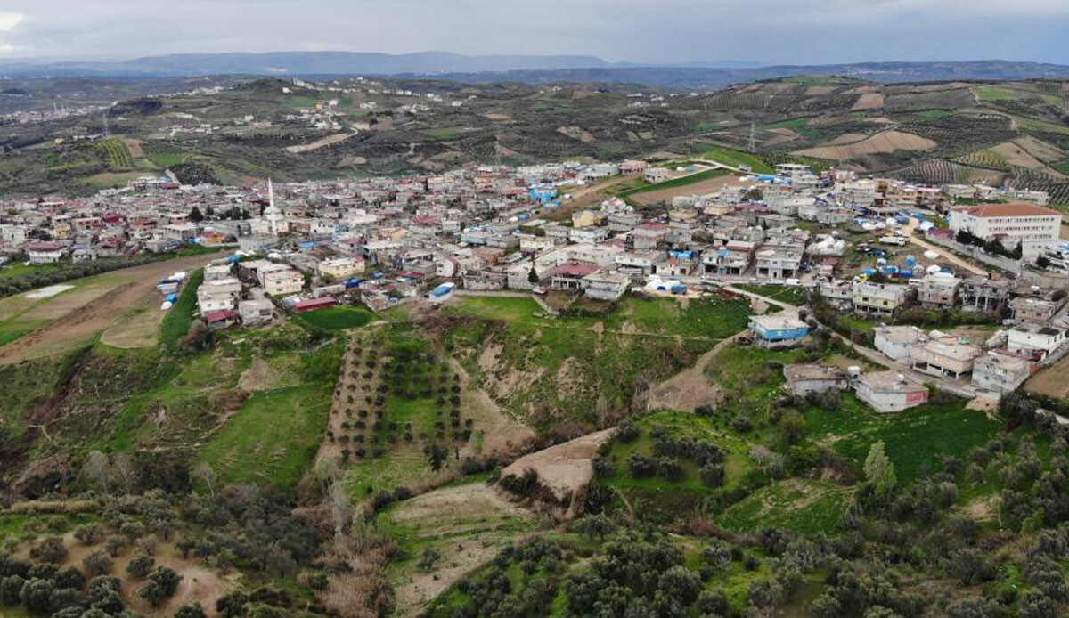 Fay hattının yardığı mahallede tedirgin bekleyiş: Mavi bir ışık çıktı