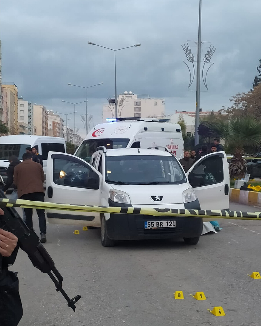 Mardin'de dehşet! Kırmızı ışıkta duran aracı taradılar: 2 ölü, 1 yaralı Mardin'de dehşet! Kırmızı ışıkta duran aracı taradılar: 2 ölü, 1 yaralı