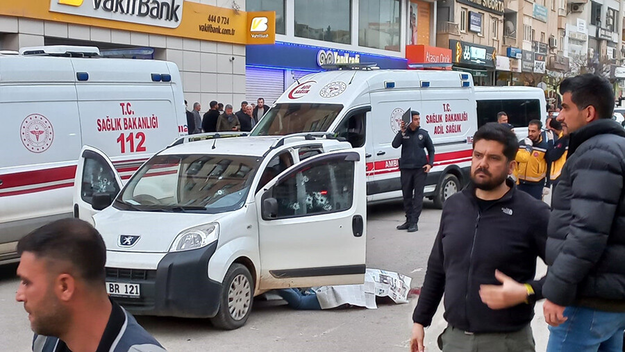 Mardin'de dehşet! Kırmızı ışıkta duran aracı taradılar: 2 ölü, 1 yaralı Mardin'de dehşet! Kırmızı ışıkta duran aracı taradılar: 2 ölü, 1 yaralı