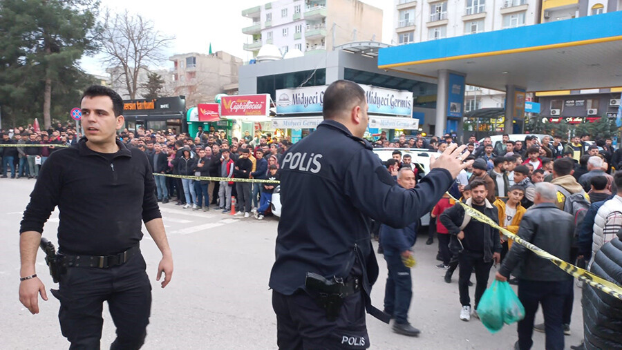 Mardin'de dehşet! Kırmızı ışıkta duran aracı taradılar: 2 ölü, 1 yaralı Mardin'de dehşet! Kırmızı ışıkta duran aracı taradılar: 2 ölü, 1 yaralı