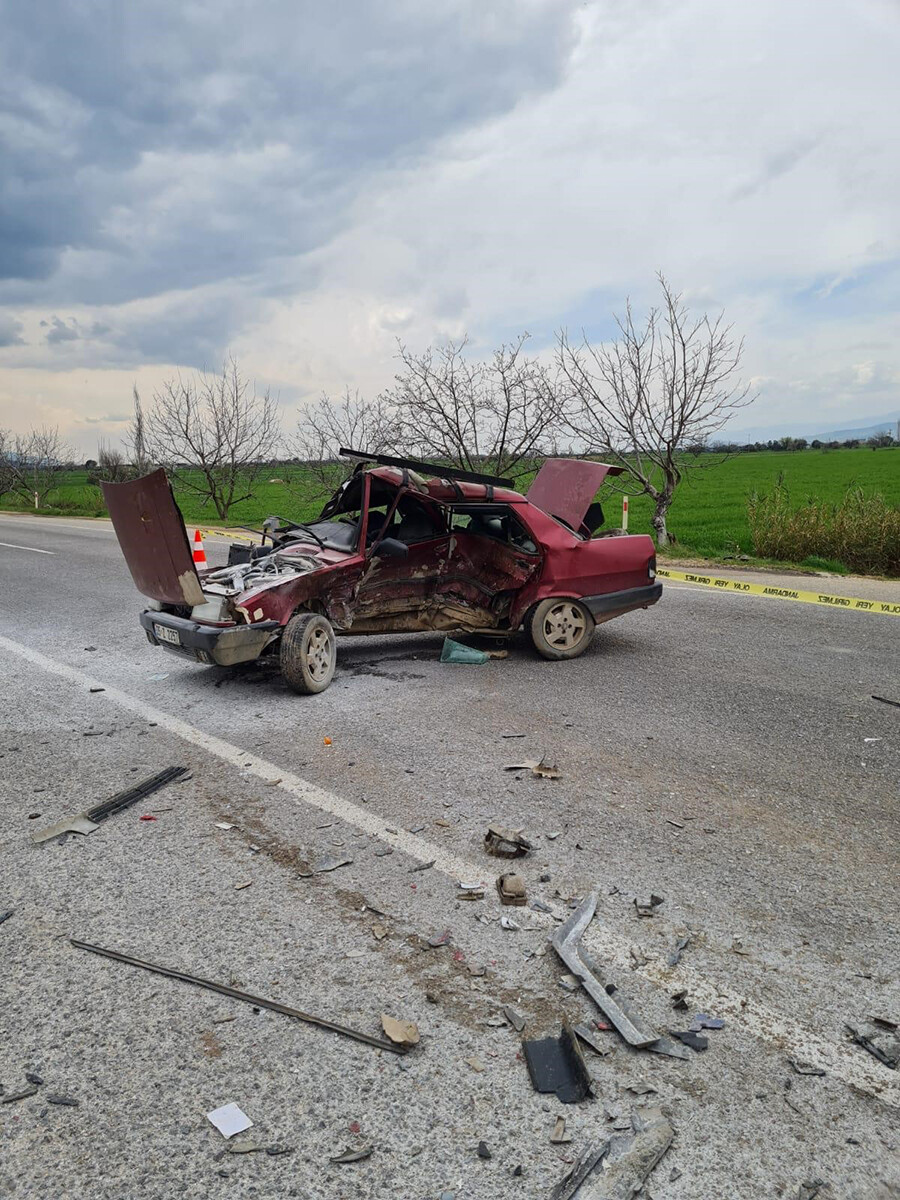 İzmir'de arabalar çarpıştı, 2 kişi canından oldu