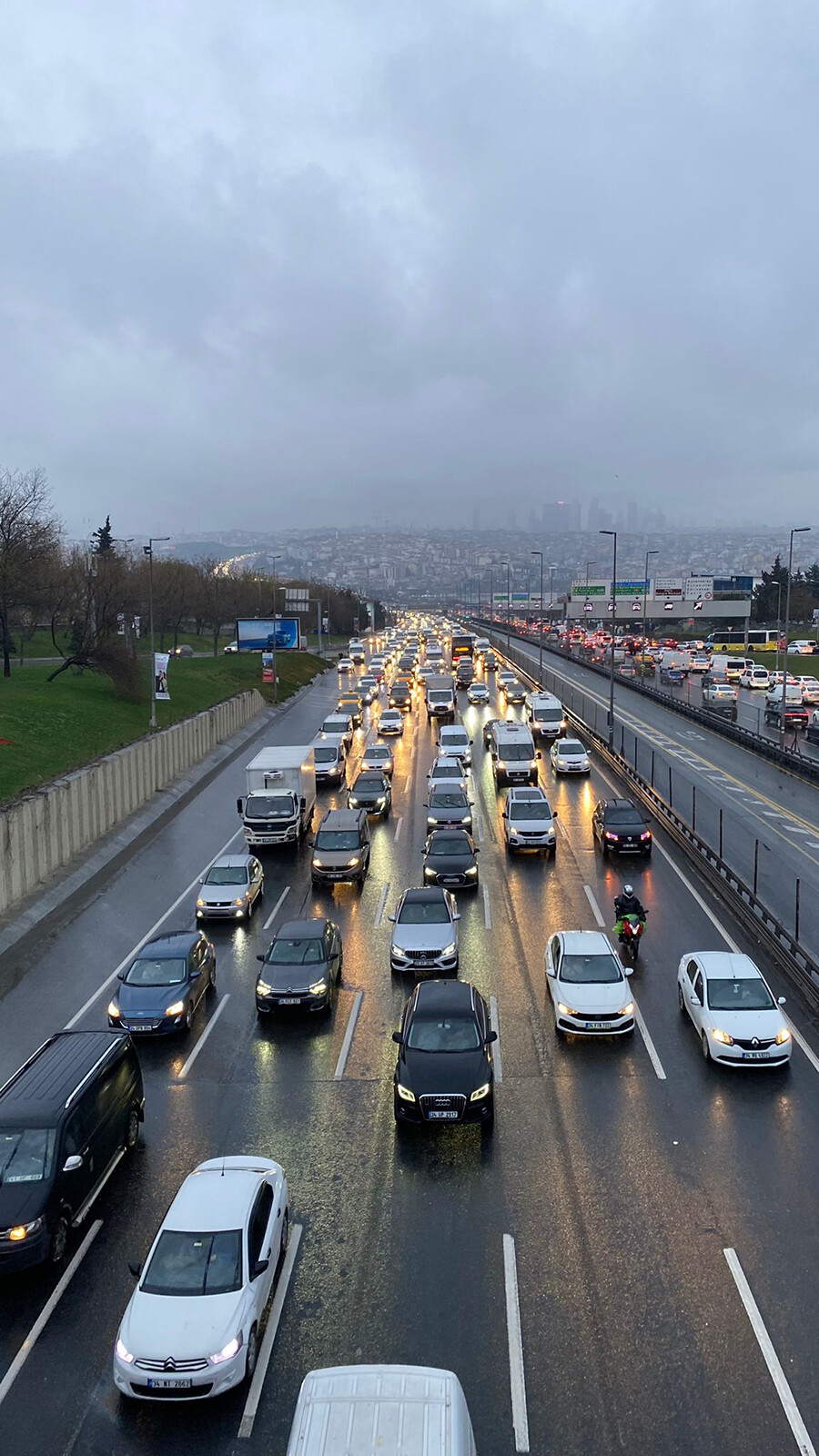 İstanbul’da trafik felç! Yoğunluk yüzde 90’a ulaştı