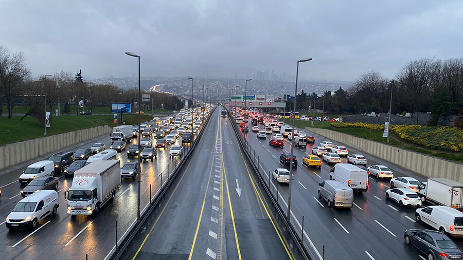 İstanbul’da trafik felç! Yoğunluk yüzde 90’a ulaştı