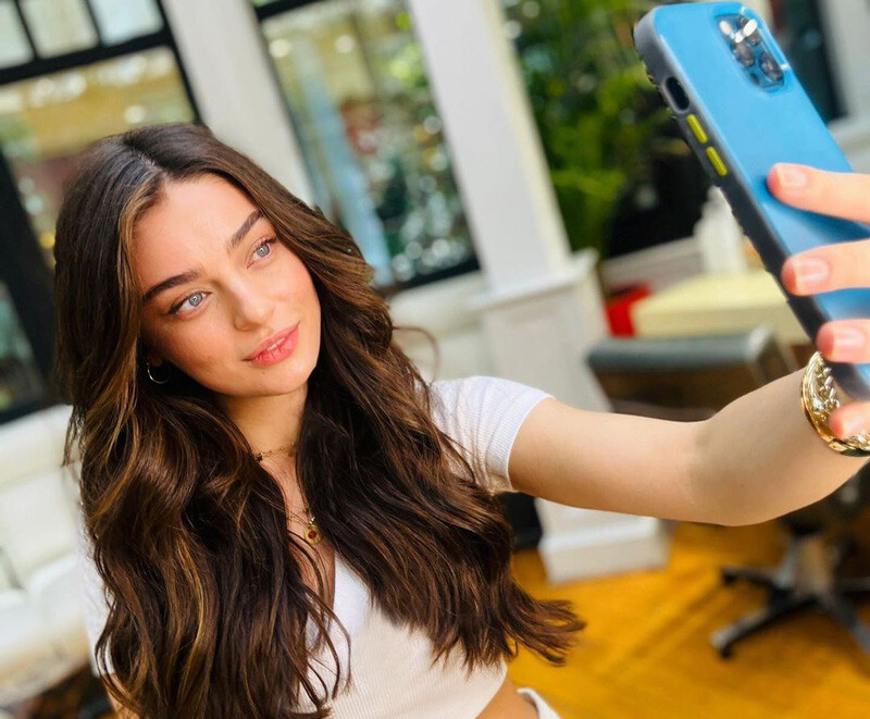 Ayça Ayşin Turan beline gelen saçlarını kestirdi, yeni imajıyla takipçilerini ikiye böldü