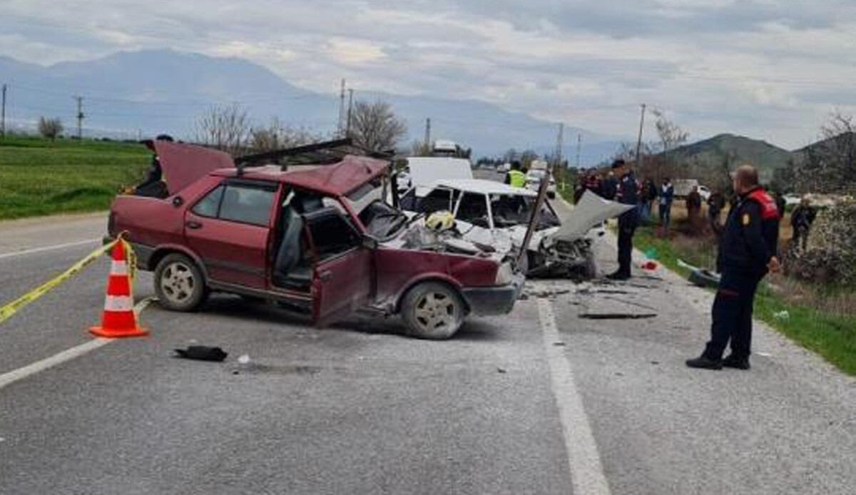 İzmir'de arabalar çarpıştı, 2 kişi canından oldu İzmir'de arabalar çarpıştı, 2 kişi canından oldu