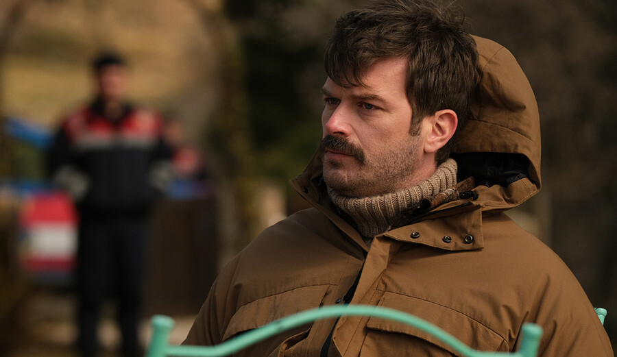 Kıvanç Tatlıtuğ ve Funda Eryiğit’in başrollerini paylaştığı Boğa Boğa’dan ilk fotoğraflar geldi