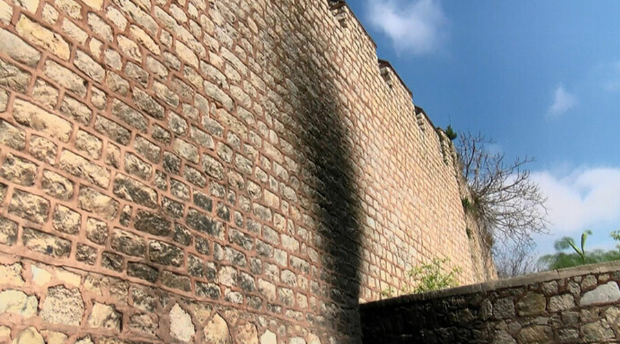 Restorasyonu yeni bitmişti… 1600 yıllık tarihi harap ettiler! Mangalcılar tarihi surları kararttı Restorasyonu yeni bitmişti… 1600 yıllık tarihi harap ettiler! Mangalcılar tarihi surları kararttı