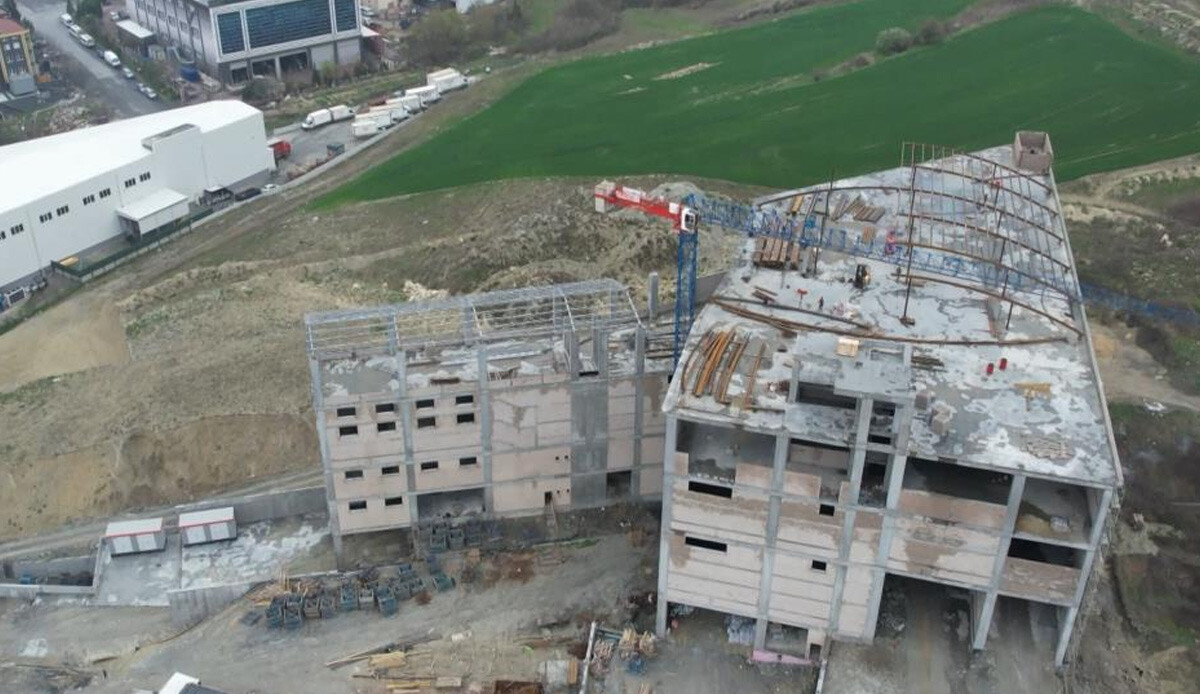 Hadımköy&#039;de feci olay! İnşaattan dökülen molozlar faciayı beraberinde getirdi: 1 ölü, 1 gözaltı