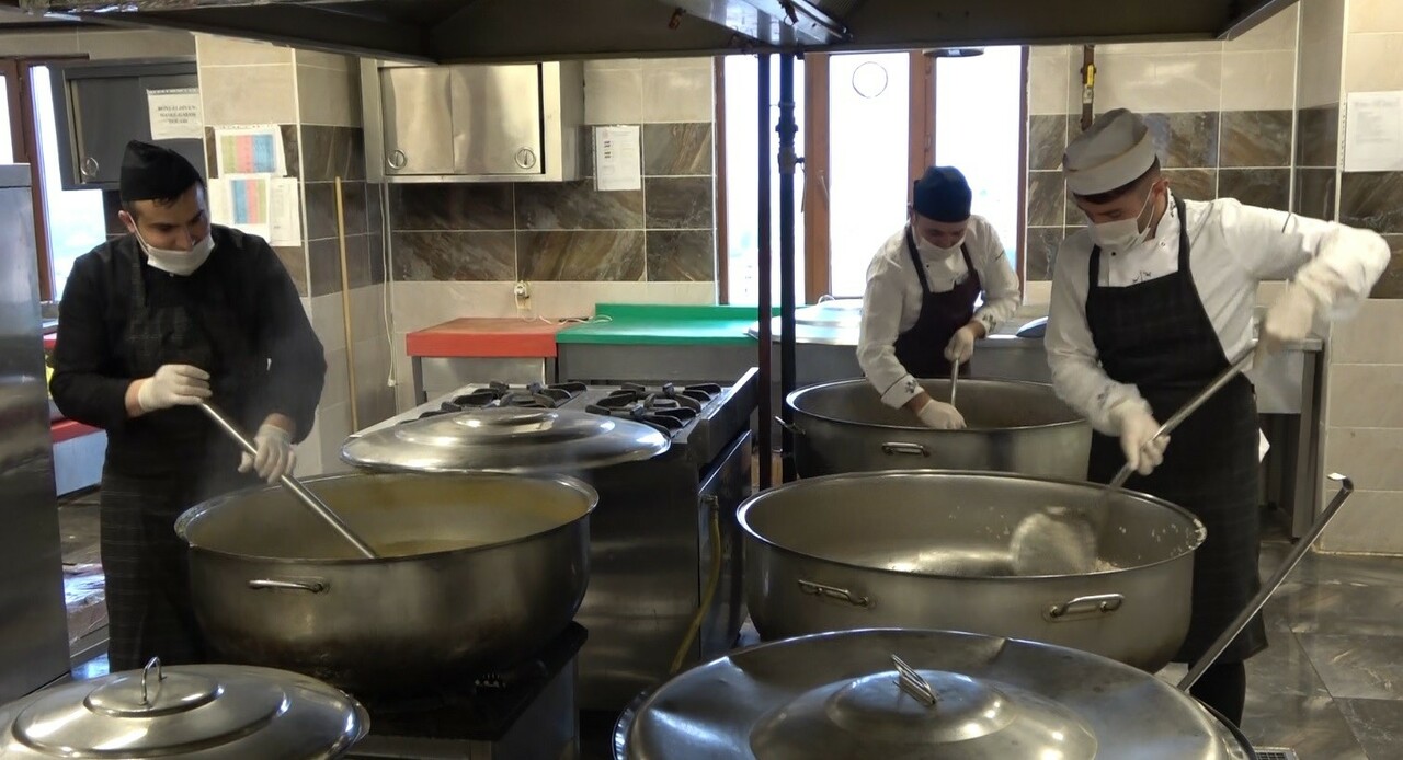 Depremzedelerin evlerinden uzak ilk iftarı buruk geçti