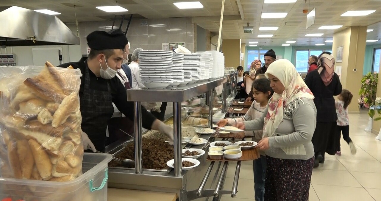 Depremzedelerin evlerinden uzak ilk iftarı buruk geçti