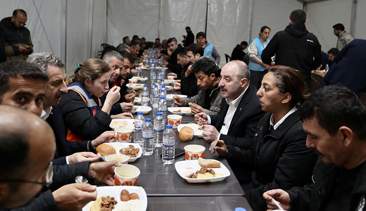 Bakanlar ilk iftarı depremzelerle birlikte açtı