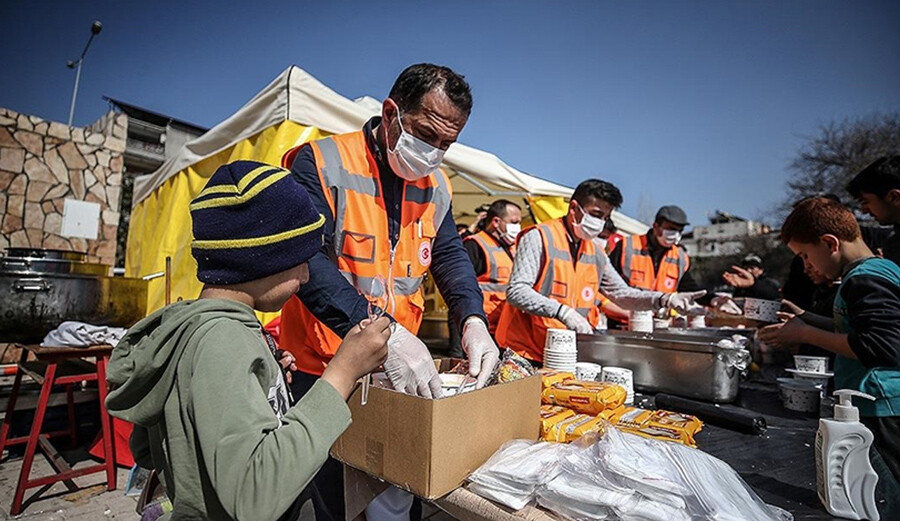İstanbul belediyeleri gönül sofralarını depremzedeler için kuracak