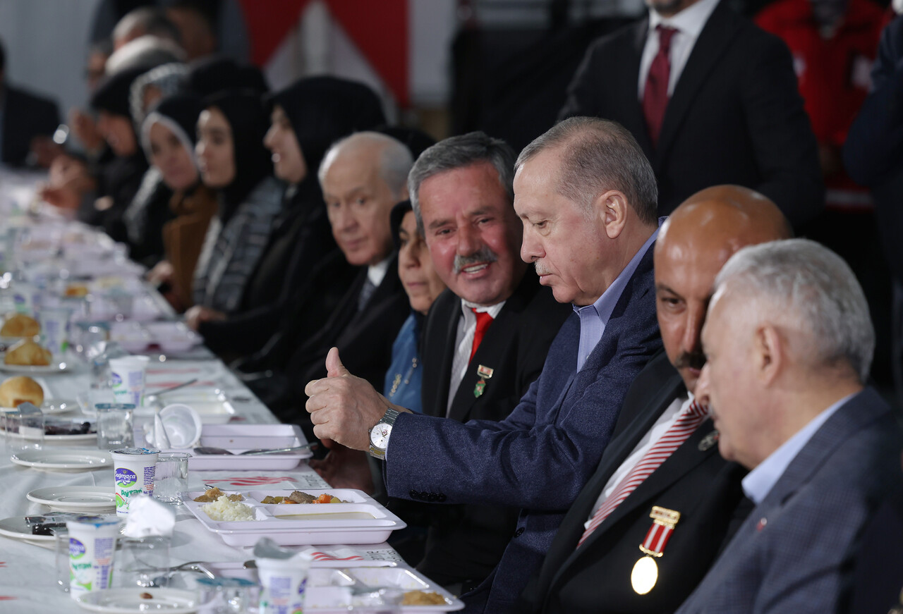 Cumhurbaşkanı Erdoğan ilk iftarı deprem bölgesinde yaptı: Terörü yenip oyunları bozacağız Cumhurbaşkanı Erdoğan ilk iftarı deprem bölgesinde yaptı: Terörü yenip oyunları bozacağız