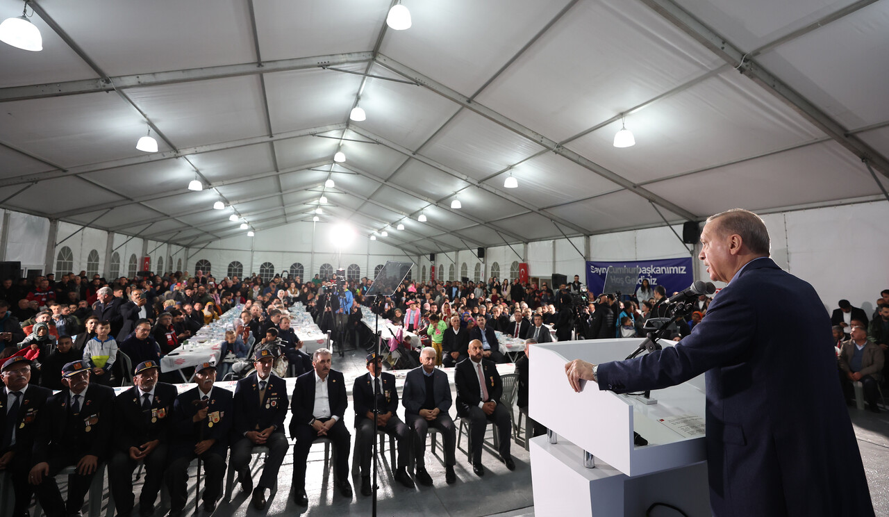 Cumhurbaşkanı Erdoğan ilk iftarı deprem bölgesinde yaptı: Terörü yenip oyunları bozacağız Cumhurbaşkanı Erdoğan ilk iftarı deprem bölgesinde yaptı: Terörü yenip oyunları bozacağız
