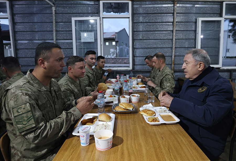 Milli Savunma Bakanı Akar, ilk iftarı Mehmetçik ile yaptı