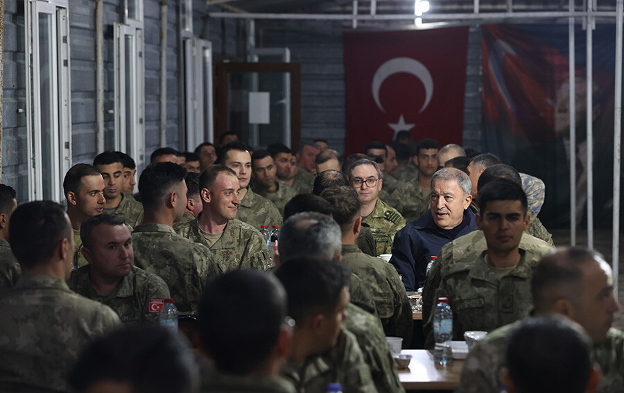 Milli Savunma Bakanı Akar, ilk iftarı Mehmetçik ile yaptı