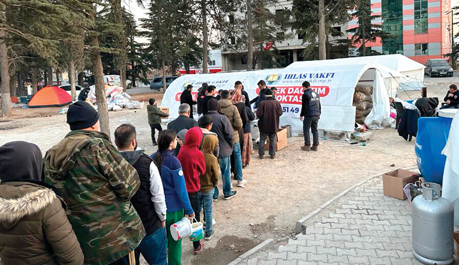İhlâs Vakfının kesintisiz yardımları sürüyor: Deprem bölgesinde iftar ve sahur sofraları kurulmaya başladı