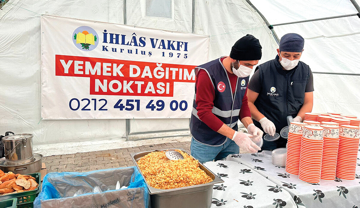 İhlâs Vakfının kesintisiz yardımları sürüyor: Deprem bölgesinde iftar ve sahur sofraları kurulmaya başladı İhlâs Vakfının kesintisiz yardımları sürüyor: Deprem bölgesinde iftar ve sahur sofraları kurulmaya başladı
