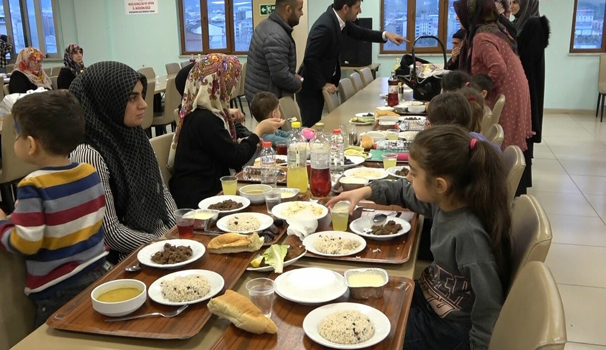 Depremzedelerin evlerinden uzak ilk iftarı buruk geçti